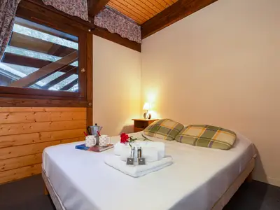 Schlafzimmer mit Doppelbett