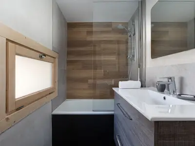 Badezimmer mit Wanne und Kopfbrause