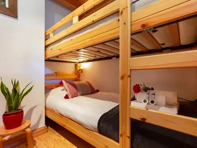 Gemütliches Schlafzimmer mit Etagenbett