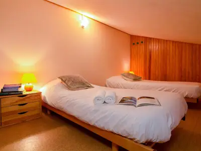 Zweites Schlafzimmer mit zwei Einzelbetten