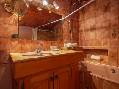 Badezimmer mit Badewanne und Dusche