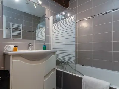 Badezimmer mit Badewanne