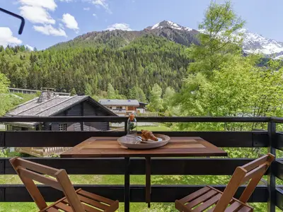 Essen im Freien auf dem Balkon mit herrlichem Blick auf den Chardonnet