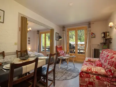 Gemütlicher Wohn- und Essbereich mit Zugang zum Balkon