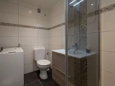 Renoviertes Badezimmer mit Waschmaschine