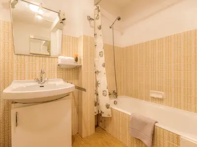 Badezimmer mit Badewanne