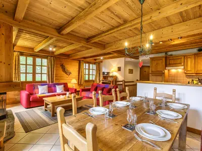 Speisesaal für 8 Personen und Zugang zur Terrasse