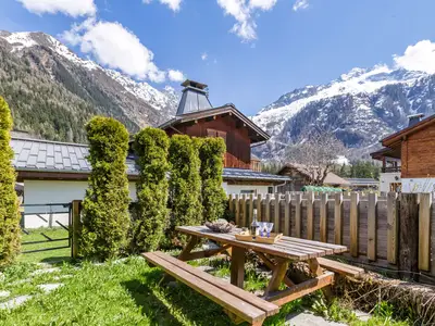 Ländlicher Garten mit Bergblick