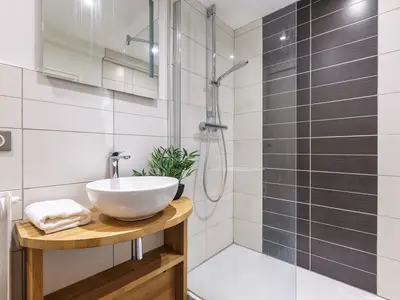 Badezimmer mit Dusche