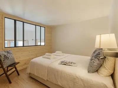 Gemütliches Hauptschlafzimmer mit Doppelbett