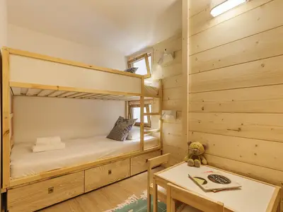 Stilvolles zweites Schlafzimmer mit Etagenbetten