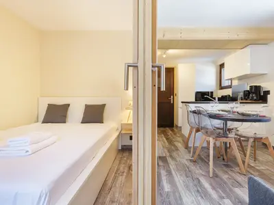 Doppelbett in separatem Schlafzimmer