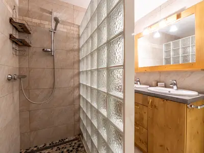 Badezimmer mit Dusche