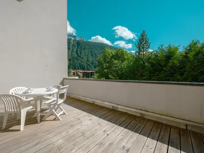 Große sonnige Terrasse