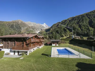Residenz & Außenpool in ruhiger Lage