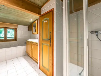 Badezimmer mit Dusche