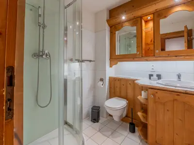 Badezimmer mit Dusche