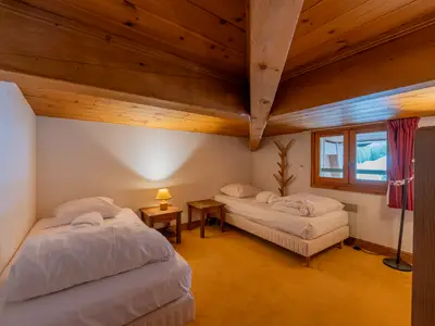 Schlafzimmer im 1. Stock mit niedriger Deckenhöhe