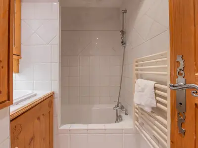 Badezimmer mit Badewanne