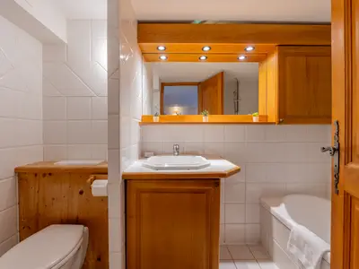 Badezimmer mit Badewanne