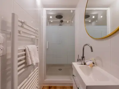 Badezimmer mit Dusche