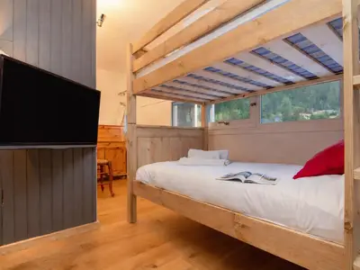 Schlafzimmer 3 mit Etagenbett und HD-Fernseher