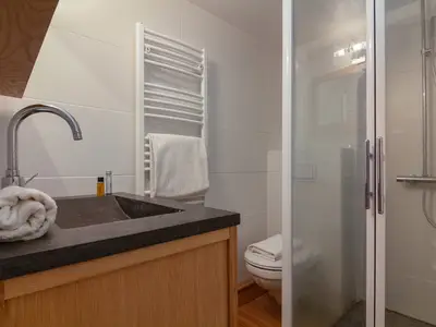 Duschraum mit beheiztem Handtuchhalter