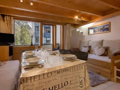 Wohnzimmer mit Balkon