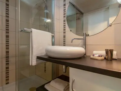 Badezimmer mit großem Spiegel