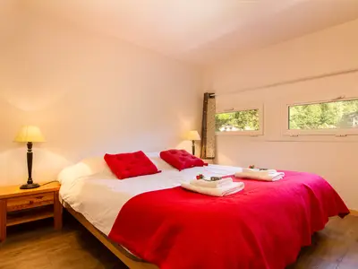 Hauptschlafzimmer mit einem Doppelbett