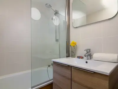 Modernes Badezimmer mit Badewanne und Kopfbrause