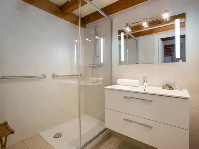 Badezimmer mit Dusche