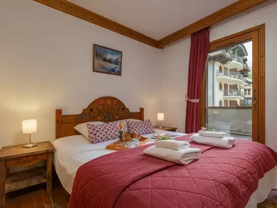 Erstes Schlafzimmer mit Zugang zum Balkon