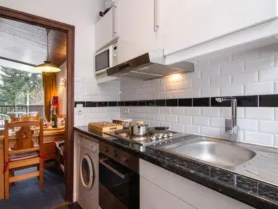 Gut ausgestattete Küche mit Waschmaschine