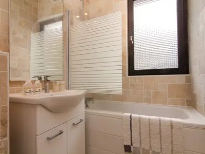 Badezimmer mit Badewanne und Dusche