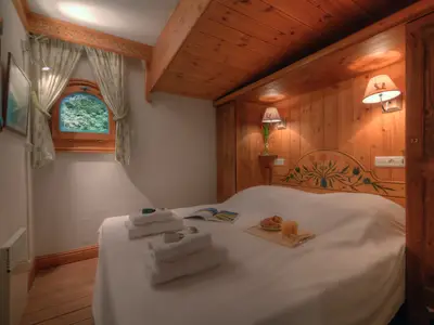 Schlafzimmer mit Doppelbett