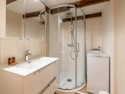 Badezimmer mit Dusche