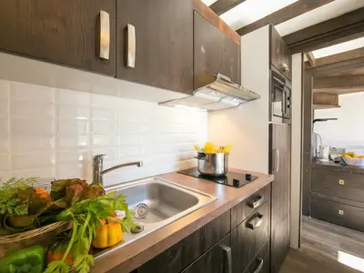 Voll ausgestattete Küche mit Geschirrspüler