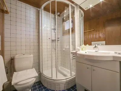 Badezimmer mit Dusche und Toilette