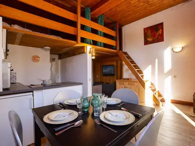 Moderne Küche und Essbereich