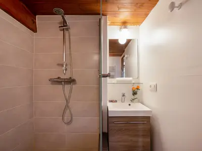 Badezimmer mit Dusche