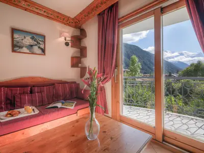 Wohnzimmer mit Zugang zum Balkon