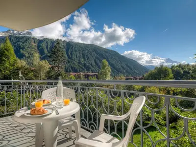 Wunderschönen Balkon mit Esstisch