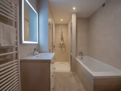 Badezimmer mit Badewanne