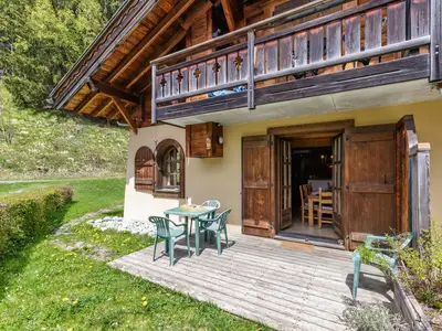 Privater sonniger Garten und Terrasse