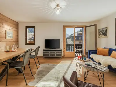 Heller Wohnbereich mit Zugang zum Balkon