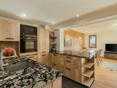 Große, offene Küche mit Essbereich