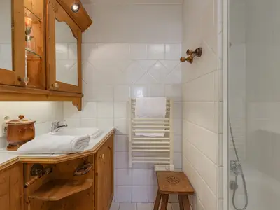 Erstes Badezimmer mit Dusche