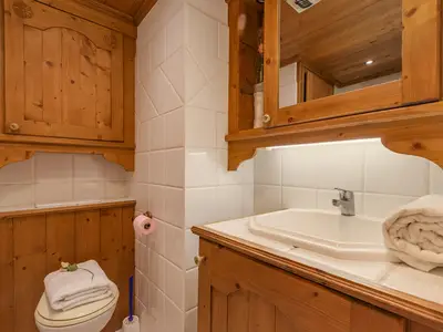 Zweites Badezimmer mit Toilette