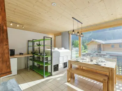 Wohnzimmer mit offener Küche